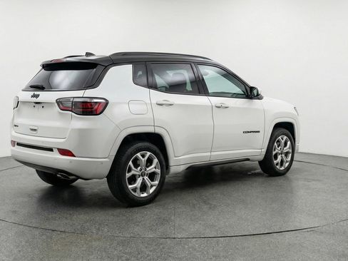 Used 2025 Jeep Compass Latitude AWD/4WD image 9