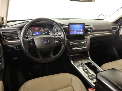 Used 2020 Ford Explorer XLT w/ Equipment Group 202A image 2