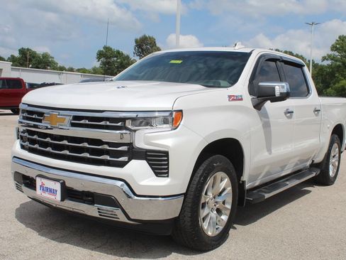 Used 2022 Chevrolet Silverado 1500 LTZ w/ LTZ Convenience Package II AWD/4WD image 3