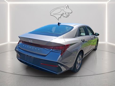 Certified 2024 Hyundai Elantra SE FWD image 7