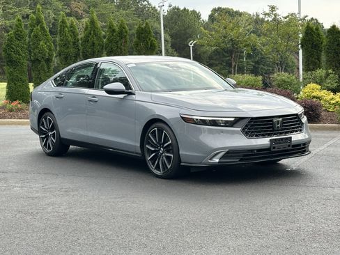 Used 2023 Honda Accord Touring image 2