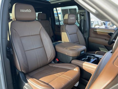 Used 2025 Chevrolet Suburban High Country image 30