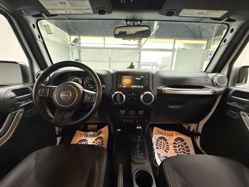 Used 2017 Jeep Wrangler Unlimited Sahara w/ Connectivity Group AWD/4WD image 12