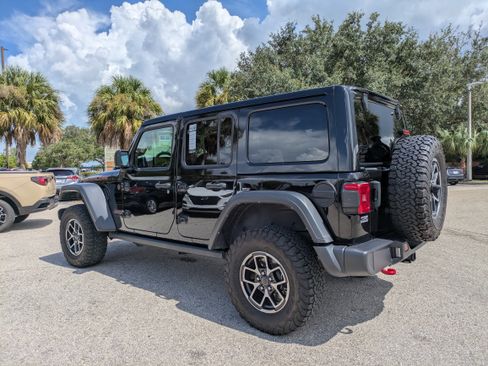 Used 2025 Jeep Wrangler Unlimited Rubicon w/ Convenience Group AWD/4WD image 7