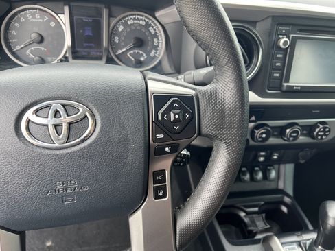 Used 2019 Toyota Tacoma SR5 AWD/4WD image 17