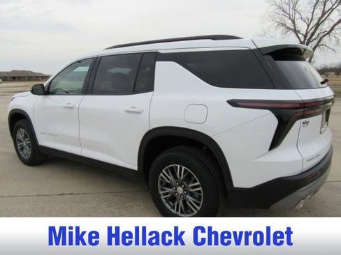 Used 2025 Chevrolet Traverse LT image 3
