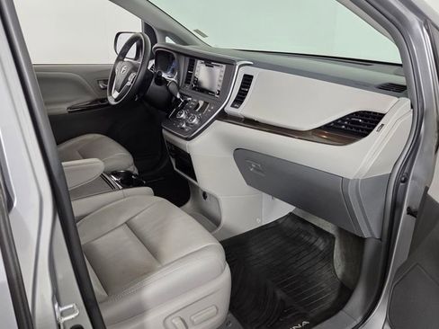 Used 2018 Toyota Sienna XLE w/ XLE Navigation Package image 32