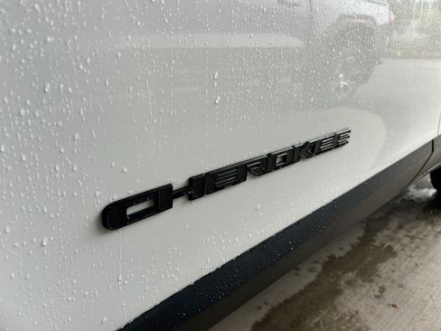 Used 2023 Jeep Cherokee Altitude Lux AWD/4WD image 34