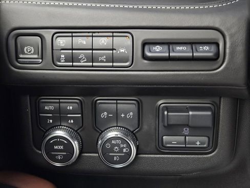 Used 2023 GMC Yukon XL Denali Ultimate image 18