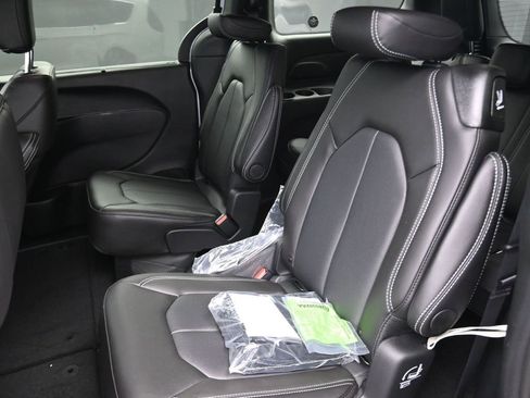 New 2026 Chrysler Pacifica Select image 14