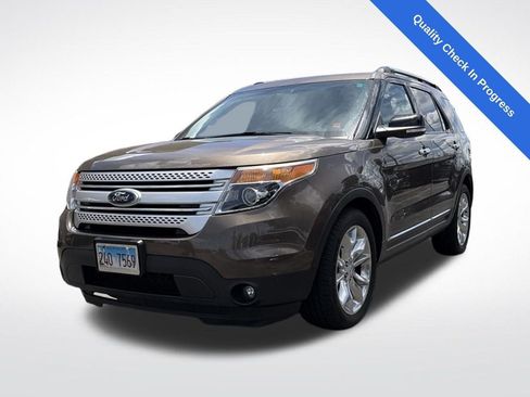 Used 2015 Ford Explorer XLT w/ Equipment Group 202B FWD image 1