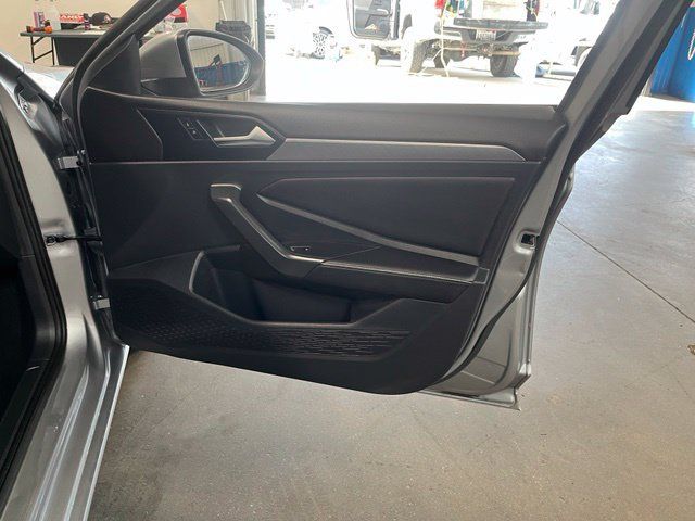 Used 2024 Volkswagen Jetta SE FWD image 13