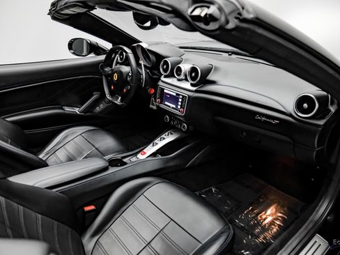 Used 2016 Ferrari California T image 52