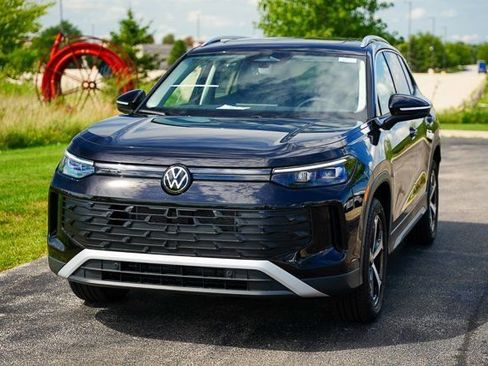 Used 2025 Volkswagen Tiguan SE w/ Panoramic Sunroof Package image 4