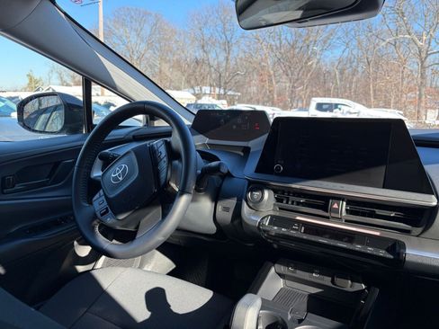 Used 2025 Toyota Prius LE image 32