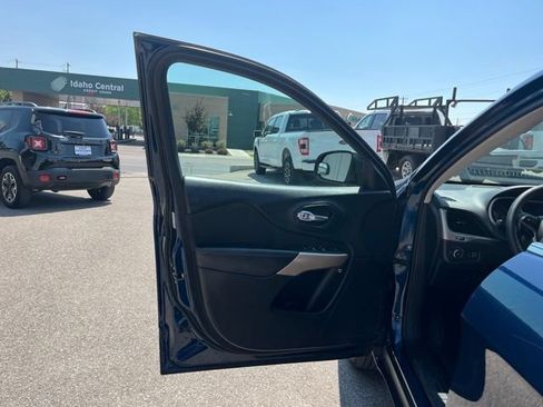 Used 2018 Jeep Cherokee Latitude AWD/4WD image 28