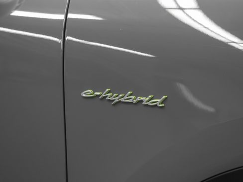 Used 2025 Porsche Cayenne E-Hybrid image 14