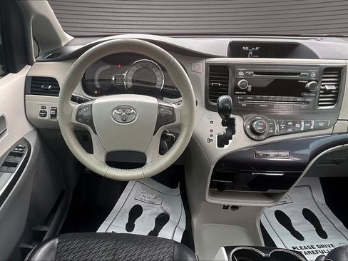 Used 2012 Toyota Sienna SE FWD image 8