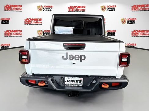 Used 2025 Jeep Gladiator Mojave w/ Technology Group AWD/4WD image 16