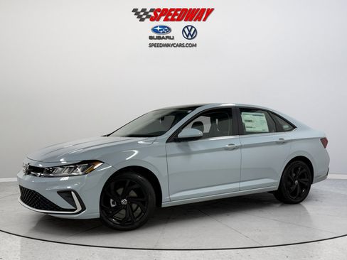 Certified 2025 Volkswagen Jetta SE image 3