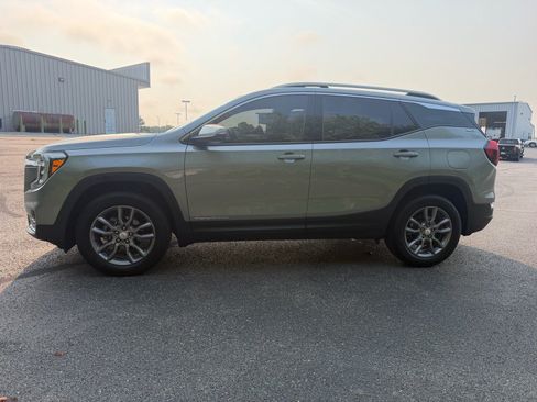 Used 2024 GMC Terrain SLT AWD/4WD image 10