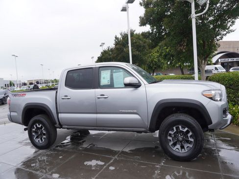 Used 2023 Toyota Tacoma TRD Off-Road w/ Technology Package AWD/4WD image 4