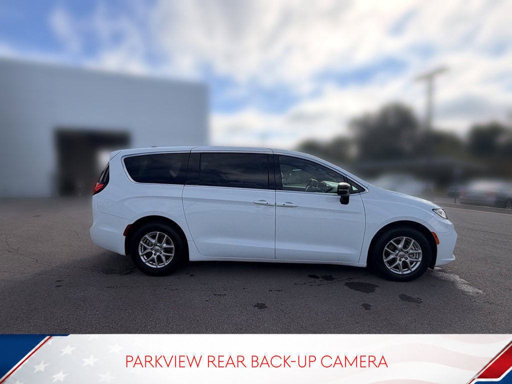 Used 2024 Chrysler Pacifica Touring FWD image 7