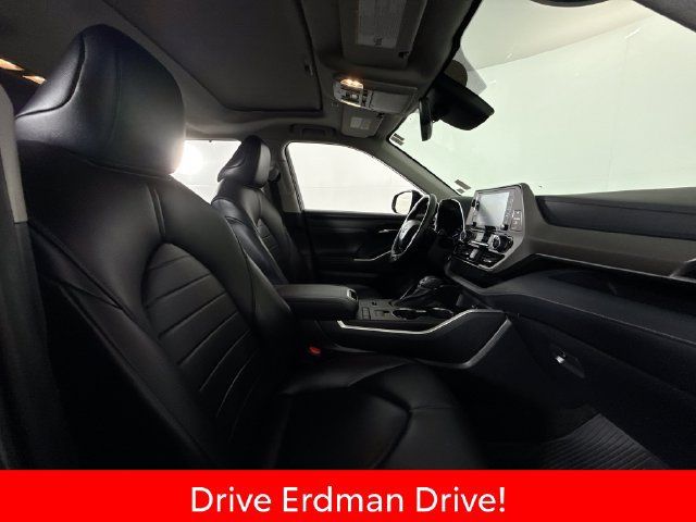 Used 2021 Toyota Highlander XLE FWD image 25