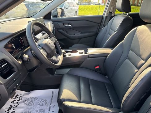 Used 2025 Nissan Rogue SL AWD/4WD image 26