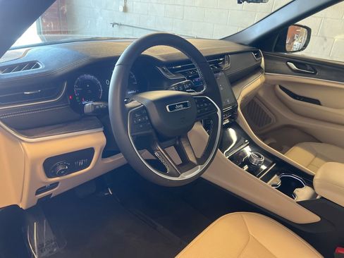 Used 2025 Jeep Grand Cherokee Limited w/ Luxury Tech Group II AWD/4WD image 18