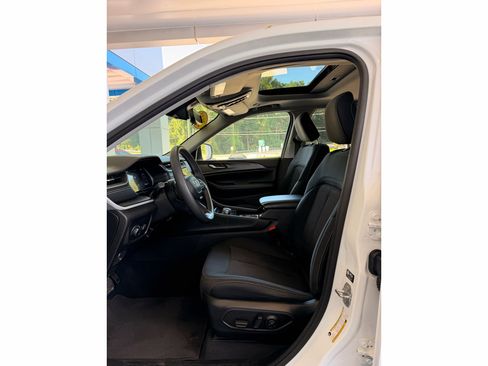 Used 2023 Jeep Grand Cherokee Laredo AWD/4WD image 14