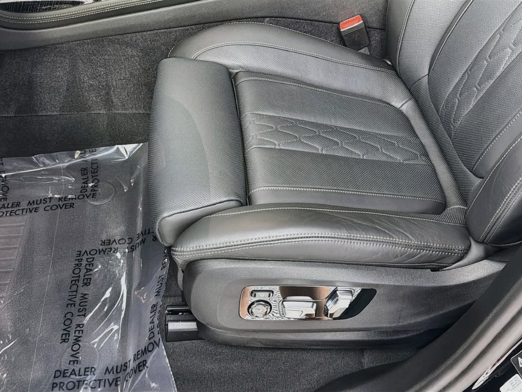 Used 2025 BMW X7 M60i w/ Climate Comfort Package AWD/4WD image 20