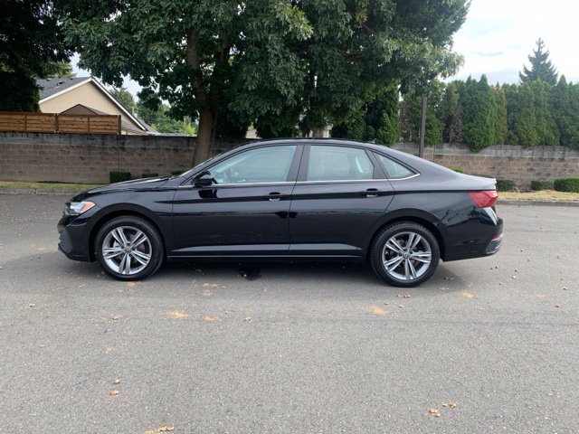 Used 2024 Volkswagen Jetta SE FWD image 2