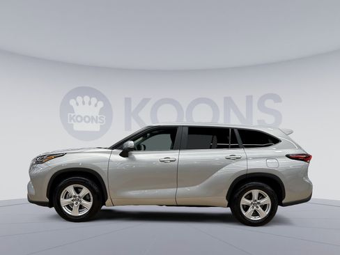 Used 2025 Toyota Highlander LE FWD image 7