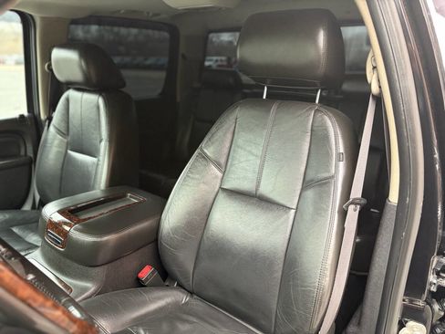 Used 2011 GMC Sierra 2500 Denali w/ Suspension Package, Off-Road AWD/4WD image 17