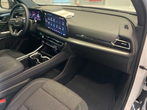 Used 2025 Chevrolet Traverse LT image 18