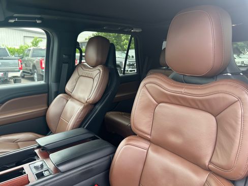 Used 2023 Lincoln Navigator Reserve AWD/4WD image 16