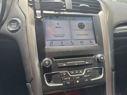 Used 2017 Ford Fusion SE w/ Fusion SE Technology Package FWD image 10