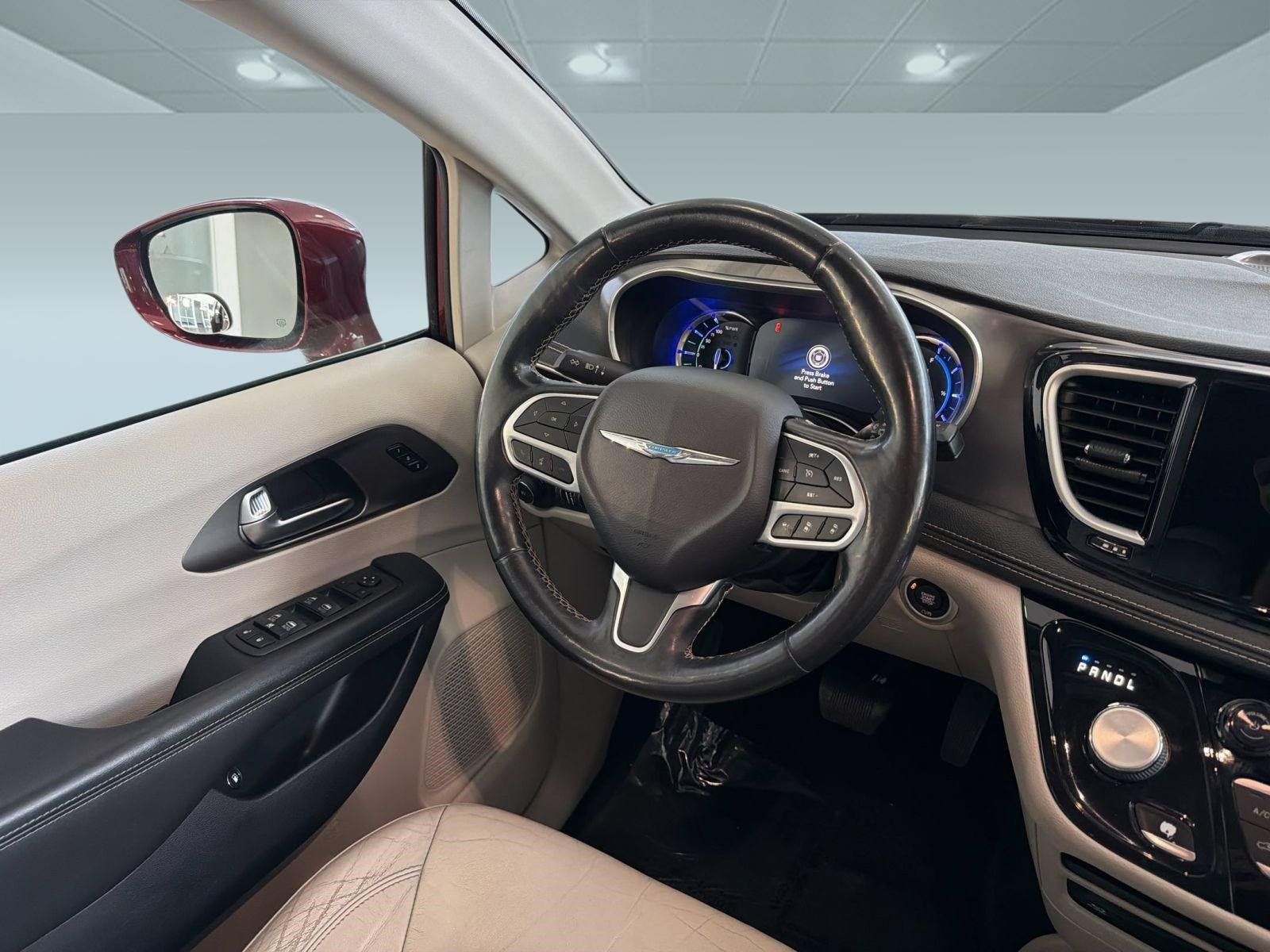 Used 2021 Chrysler Pacifica Touring-L w/ Uconnect Theater Family Group FWD image 31