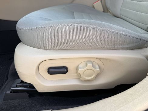 Used 2014 Ford Taurus SE FWD image 12