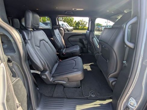 New 2025 Chrysler Pacifica Select FWD image 31
