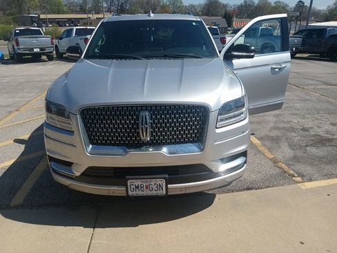 Used 2019 Lincoln Navigator Select image 1
