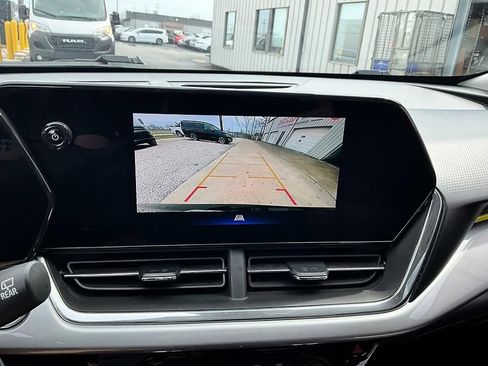 Used 2024 Chevrolet Trax LT w/ Sunroof Package FWD image 19