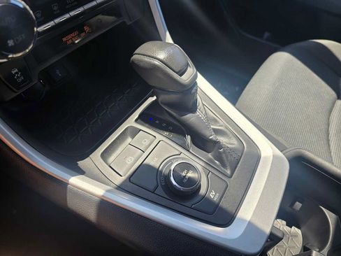 Used 2022 Toyota RAV4 LE AWD/4WD image 29