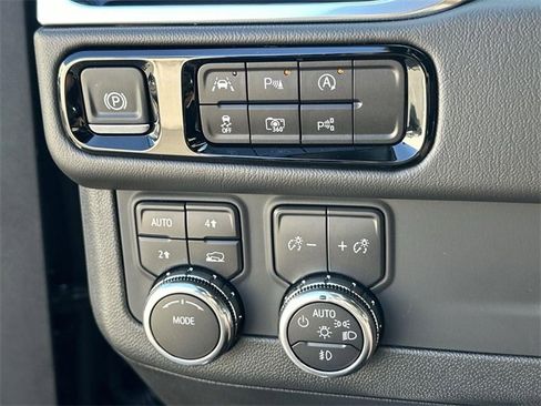 Used 2025 GMC Yukon XL Denali image 17