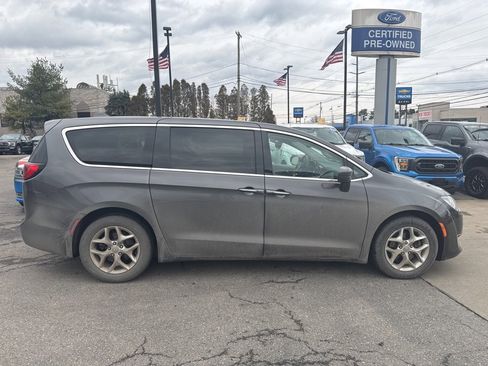 Used 2018 Chrysler Pacifica Touring Plus w/ Tire & Wheel Group image 6