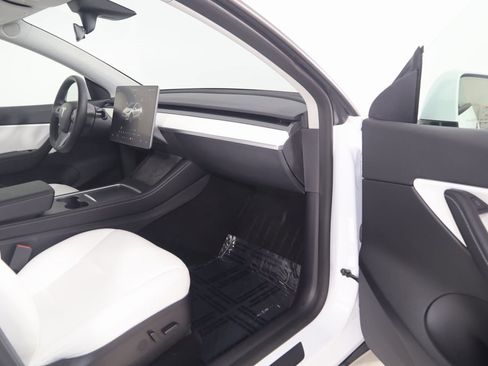 Used 2022 Tesla Model Y Long Range image 43