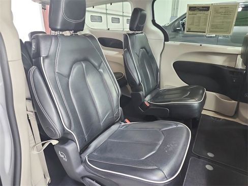 Used 2024 Chrysler Pacifica Limited image 42