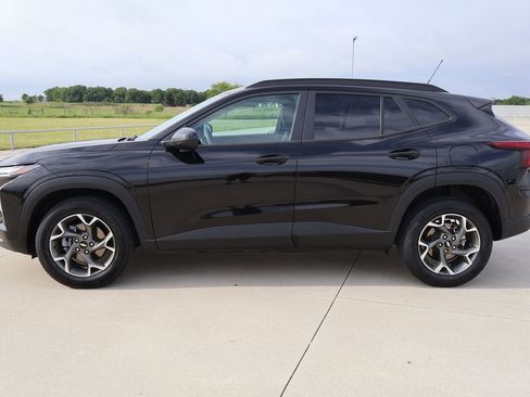 Used 2025 Chevrolet Trax LT FWD image 2