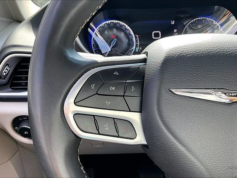 Used 2023 Chrysler Pacifica Touring-L FWD image 11